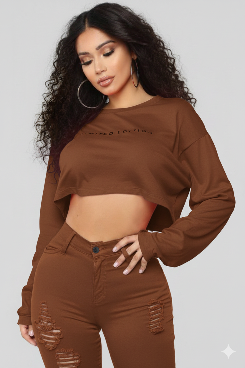 Own Your Style ✨ – Step out in confidence with this chic Limited Edition cropped sweatshirt.💙